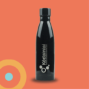 Juoda, blizgi termo gertuvė su graviruotu vertikaliu užrašu Kėdainiai Lietuvos kultūros sostinė 2026