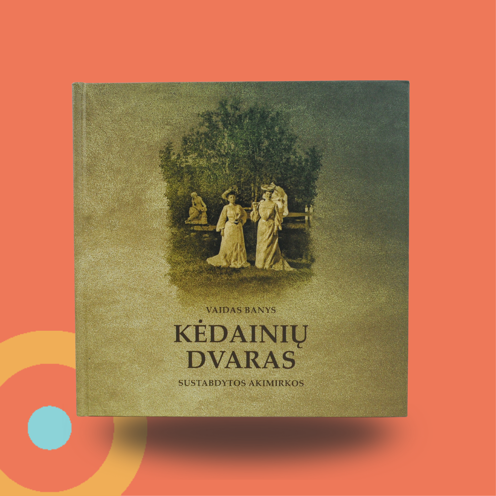 Knyga, ant viršelio senovinė nuotrauka su XX a. moterimis, kurios apsirengusios puošniai, ilgomis baltomis suknelėmis, pasipuošusios skrybėlėmis. Fone dvaro parkas.