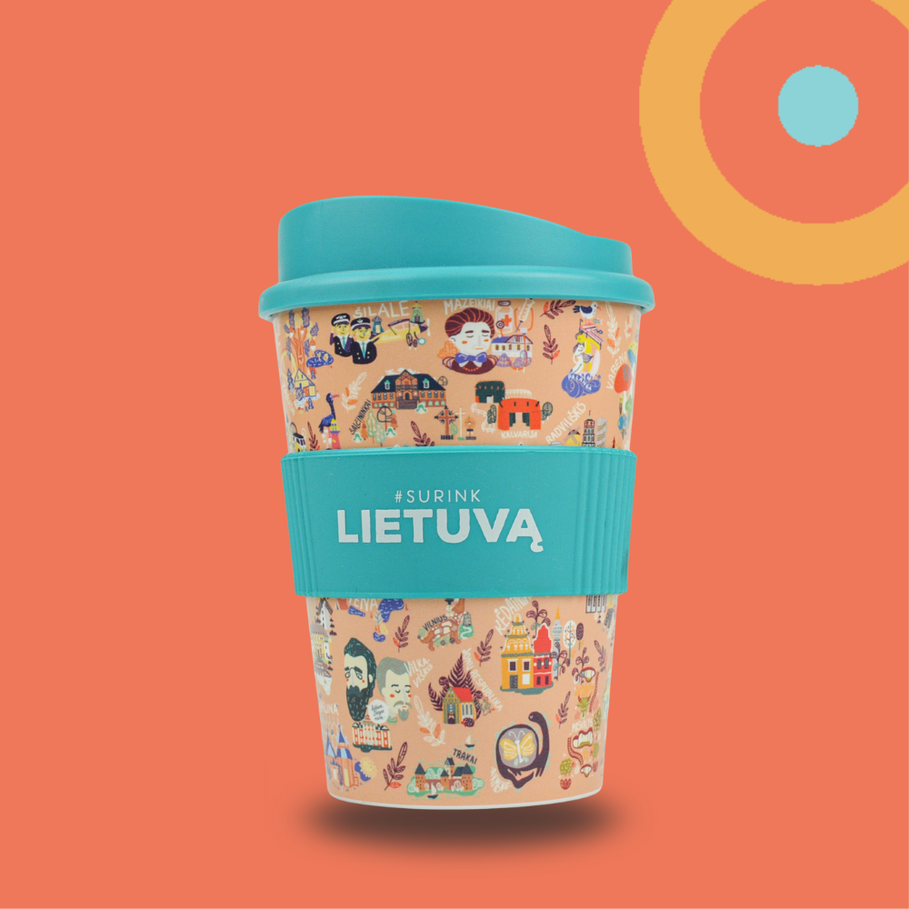 Plastikinis termo puodelis Surink Lietuvą. Spalvotas, su Surink Lietuvą magnetukų nuotraukomis. Aplink puodelį mėlyna guma, kad nebūtų karšta laikyti.