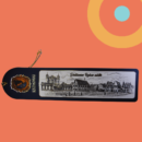 Knygos skirtukas su Didžiosios rinkos aikšte. Skirtuke pavaizduotas senasis miesto herbas. Skirtukas dengtas specialia danga, kuri liečiant sukuria malonų pojūtį. Apvadai - tikras auksas.